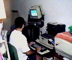 Sr. Odorico mostrando seu sistema